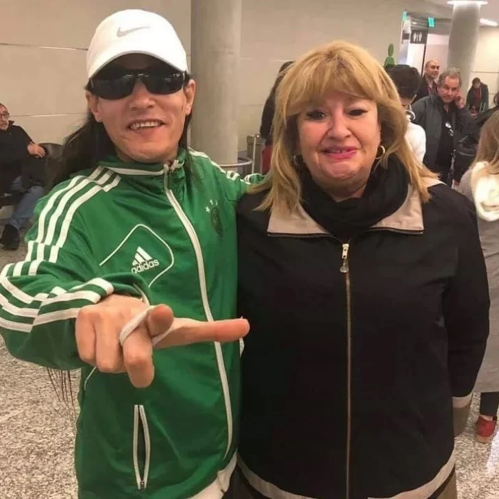 La fans menos pensada: Ana Llanos se sacó una foto con el cantante de Mala Fama