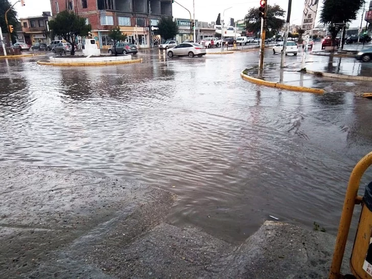 Calles anegadas: La lluvia complicó el normal desempeño en Caleta Olivia