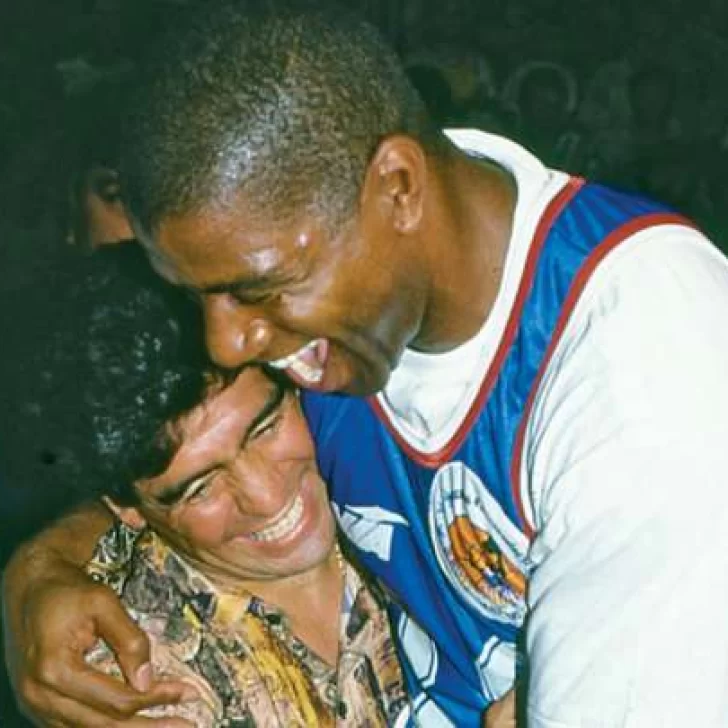 El abrazo eterno de Magic Johnson y Diego Maradona el día que se encontraron en Rosario