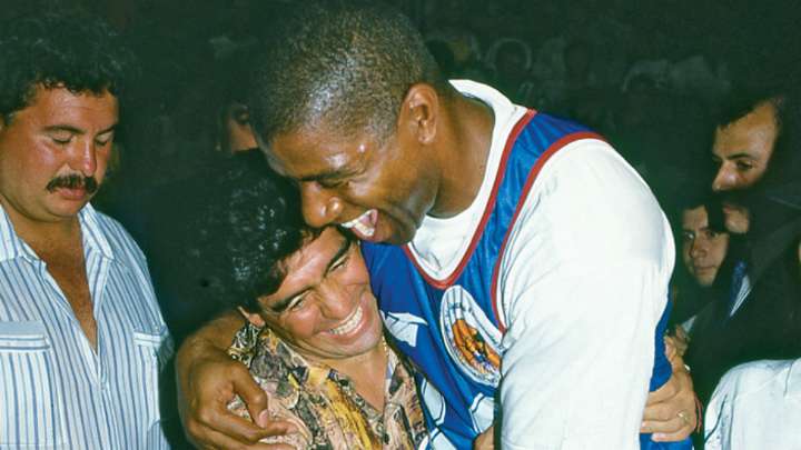 El abrazo eterno de Magic Johnson y Diego Maradona el día que se encontraron en Rosario