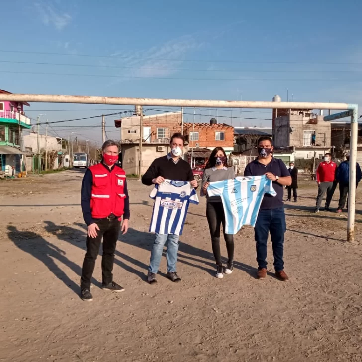 Diego Maradona lideró una campaña que juntó más de mil kilos de alimentos para comedores y clubes de barrio Diego Maradona lideró una campaña que juntó más de mil kilos de alimentos para comedores y clubes de barrio