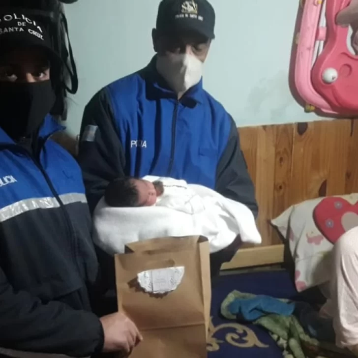 Policías parteros: junto con una vecina ayudaron a dar a luz a una mujer en Río Gallegos