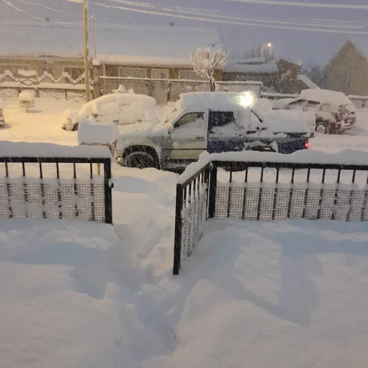 Gobernador Gregores se vistió de blanco: sorprendente nevada a tres días de la primavera