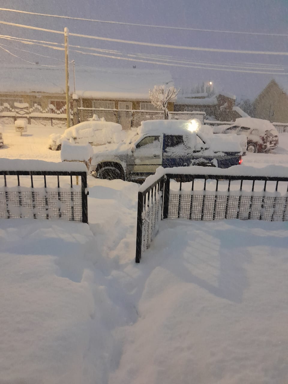 Gobernador Gregores se vistió de blanco: sorprendente nevada a tres días de la primavera