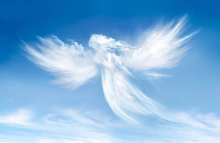 Ángel en el cielo azul / angelesyarcangeles.info