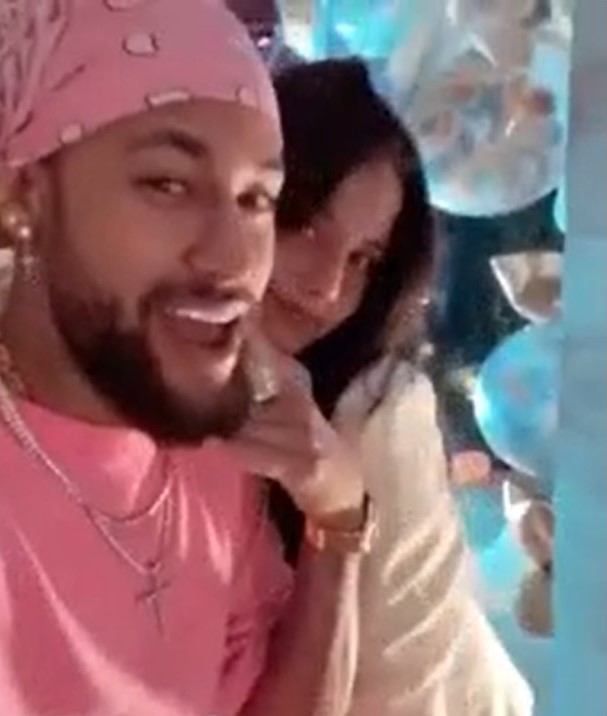 La relación entre Neymar y Emilia Mernes, una de las invitadas VIP de la fiesta de fin de año en Brasil