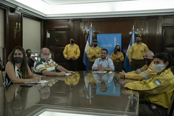 Cabandié firmó el nuevo convenio colectivo de trabajo para 421 brigadistas que combaten incendios forestales