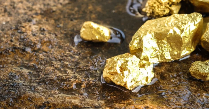 Precio del oro: sigue cayendo y se aleja cada vez más del récord histórico
