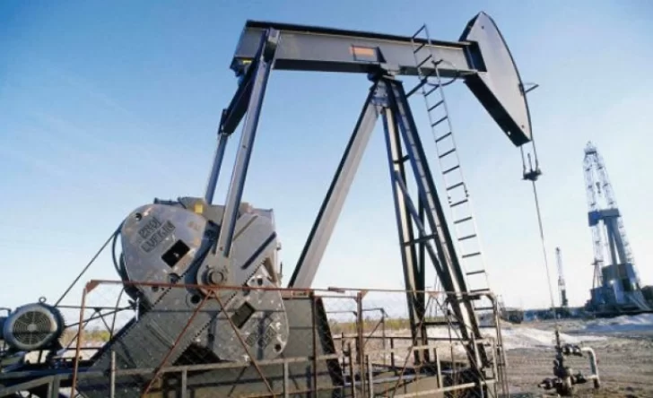 Fuerte baja del petróleo: el Brent cerró en 68,60 dólares