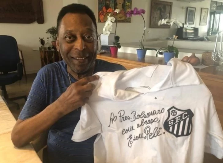 Día de la Conciencia Negra: Pelé le obsequió un camiseta a Bolsonaro y recibió una brevísima respuesta