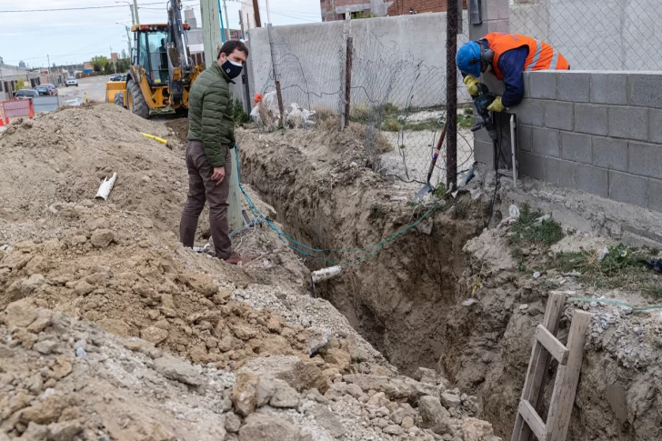 El intendente Juan Pablo Luque recorrió obras en ejecución de gas y cloaca en barrios de Comodoro Rivadavia