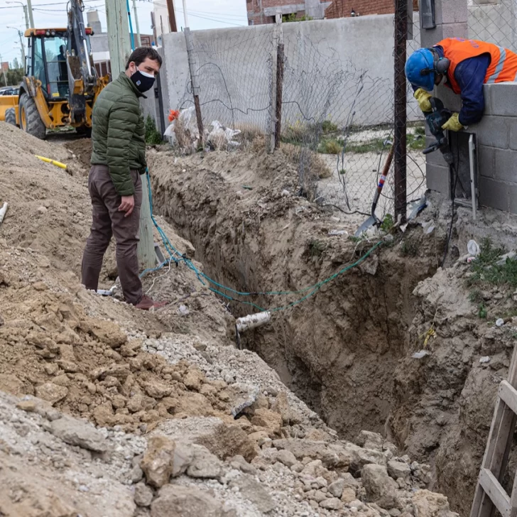 El intendente Juan Pablo Luque recorrió obras en ejecución de gas y cloaca en barrios de Comodoro Rivadavia