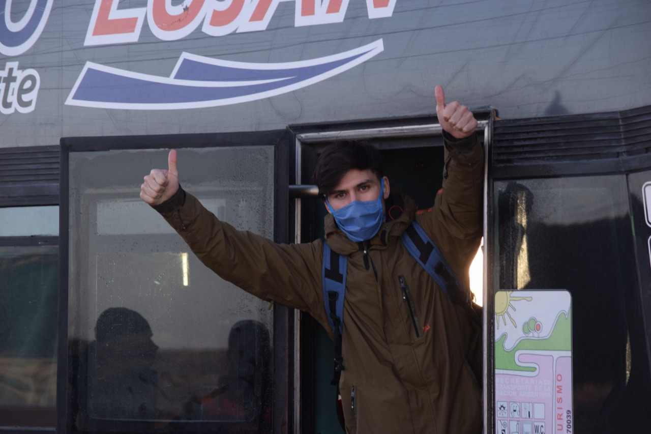 Choferes hacen de psicólogos de los “repatriados”: “La gente viene muy angustiada” Choferes hacen de psicólogos de los “repatriados”: “La gente viene muy angustiada”