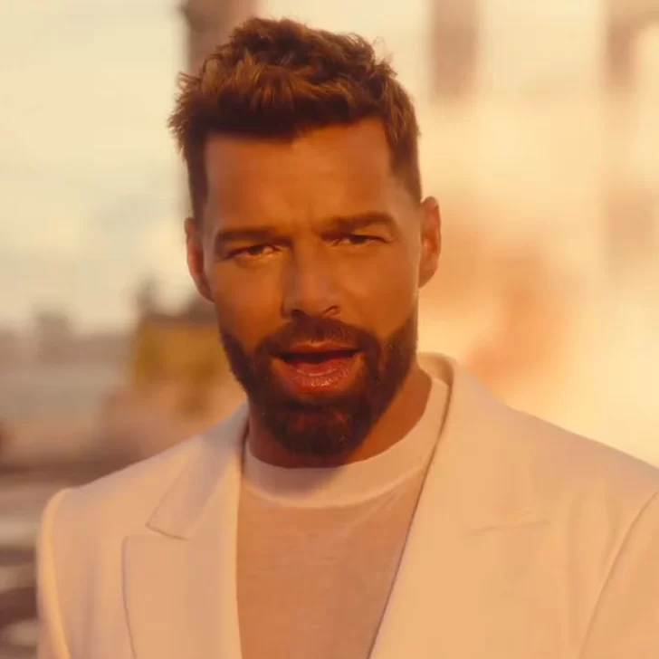 Ricky Martin estrenó una nueva versión de “Fuego de noche, nieve de día” con Christian Nodal