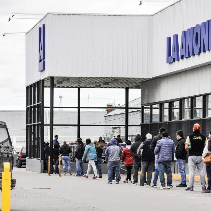 Supermercado de Río Gallegos entrega turnos para evitar colas al hacer las compras Supermercado de Río Gallegos entrega turnos para evitar colas al hacer las compras