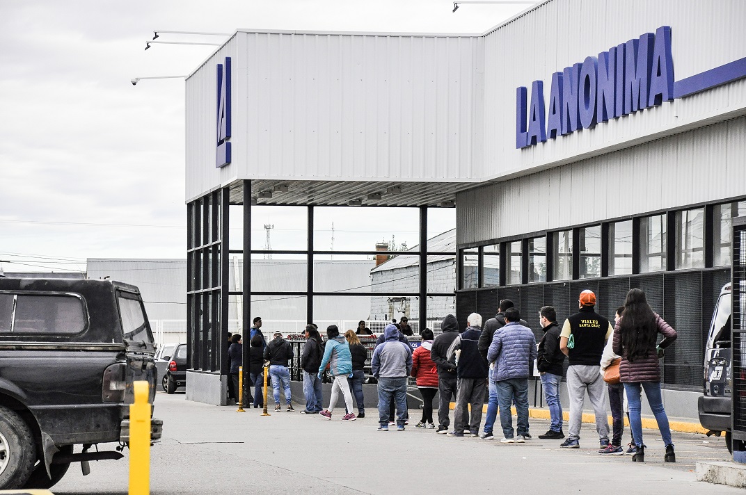 Supermercado de Río Gallegos entrega turnos para evitar colas al hacer las compras Supermercado de Río Gallegos entrega turnos para evitar colas al hacer las compras