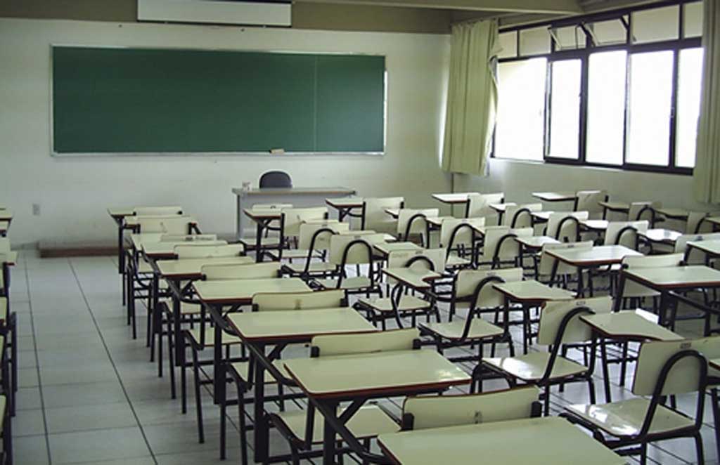 Por el temporal, algunos colegios privados anticipan que mañana no habrá clases