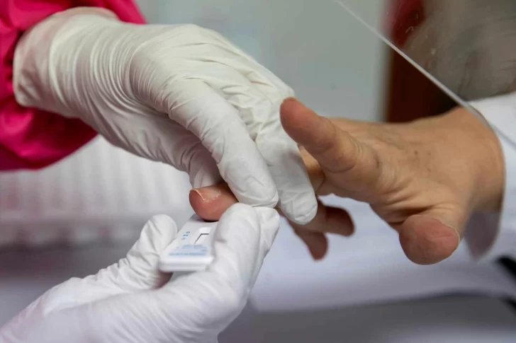 ANMAT aprobó test que mediante una gota de sangre detecta si la persona está o estuvo en contacto con el coronavirus