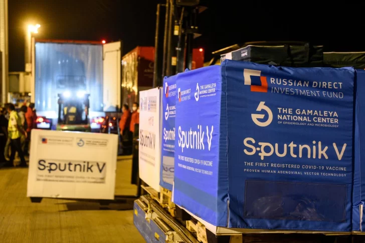 517 mil nuevas dosis: llegó el primero de los dos vuelos que traen vacunas Sputnik V desde Moscú