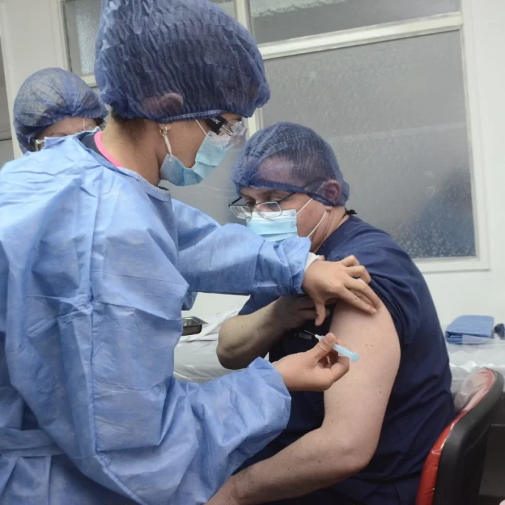 Profesionales de salud del Hospital Regional Río Gallegos recibieron la segunda dosis de la vacuna Sputnik V