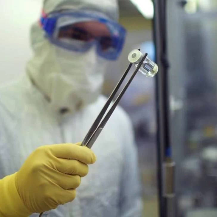 Vacuna de Oxford contra el coronavirus: AstraZeneca anunció que reanudaron los ensayos Vacuna de Oxford contra el coronavirus: AstraZeneca anunció que reanudaron los ensayos