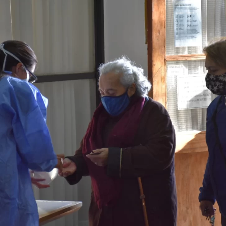 Fotogalería. Todas las imágenes del primer día de vacunación para mayores de 80 años en Río Gallegos