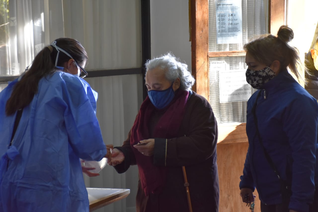 Fotogalería. Todas las imágenes del primer día de vacunación para mayores de 80 años en Río Gallegos