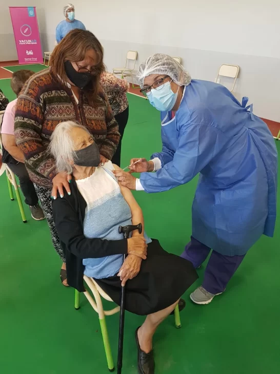 Adultos mayores de 80 años de Perito Moreno recibieron la vacuna contra el coronavirus