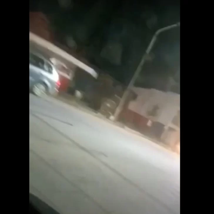 Video. El momento en que el hombre se defendía con un cuchillo para que no le roben Video. El momento en que el hombre se defendía con un cuchillo para que no le roben