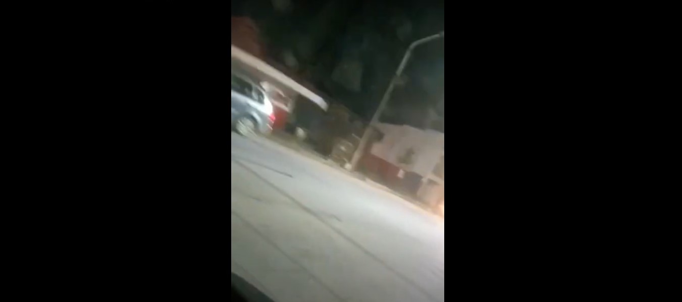 Video. El momento en que el hombre se defendía con un cuchillo para que no le roben Video. El momento en que el hombre se defendía con un cuchillo para que no le roben