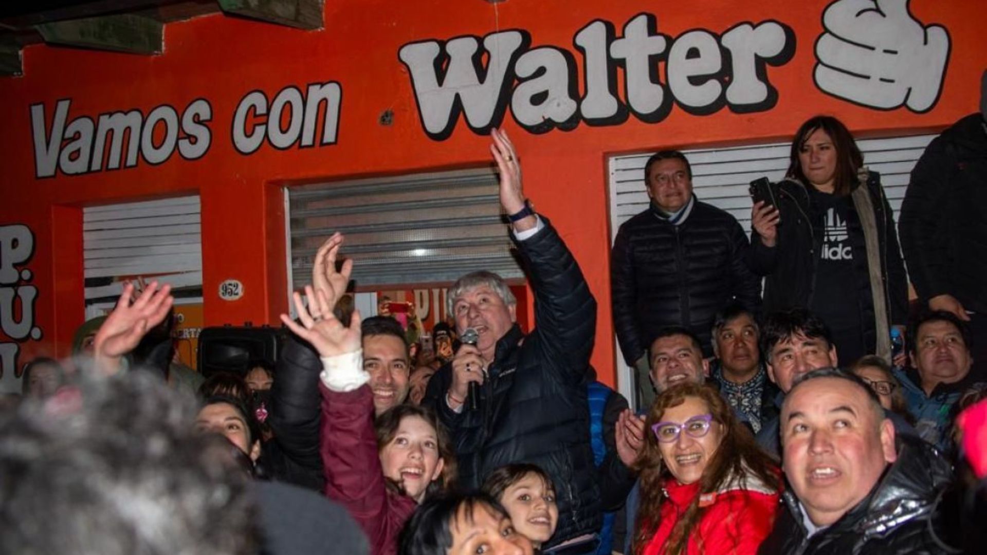 Elecciones en Bariloche: Walter Cortés celebró su victoria sobre Arabela Carreras Elecciones en Bariloche: Walter Cortés celebró su victoria sobre Arabela Carreras