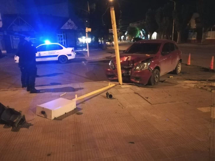 Dos personas fueron trasladadas al HRRG luego de chocar contra un semáforo