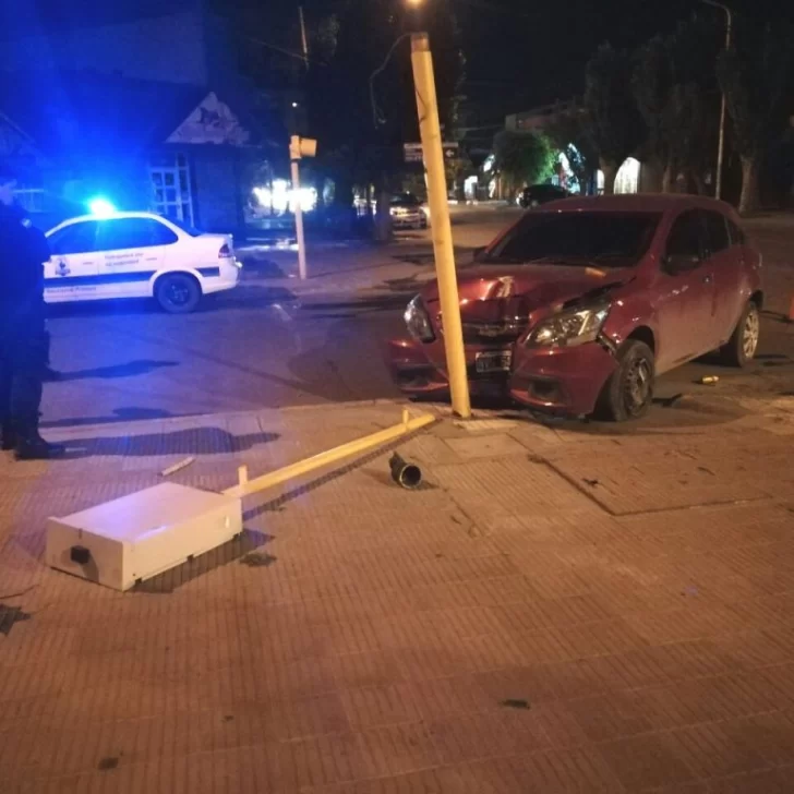 Dos personas fueron trasladadas al HRRG luego de chocar contra un semáforo