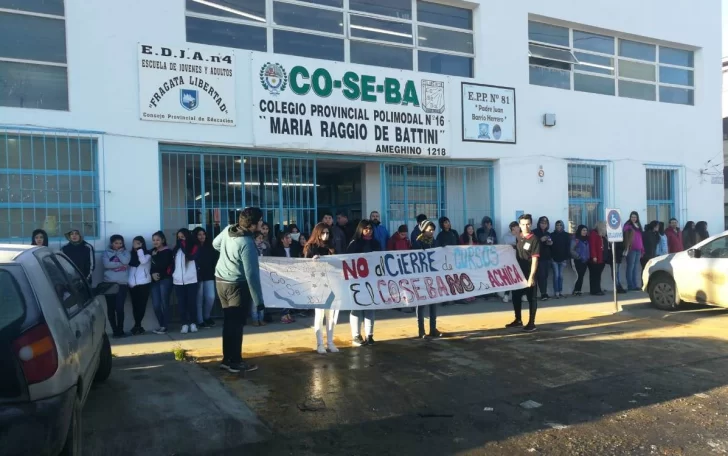 Abrazo simbólico y marcha de alumnos del COSEBA