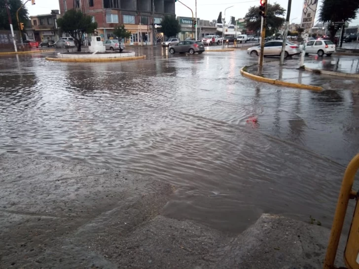 Calles anegadas en Caleta Olivia por lluvias