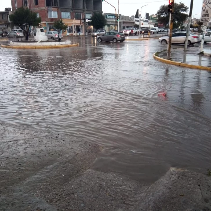 Calles anegadas en Caleta Olivia por lluvias