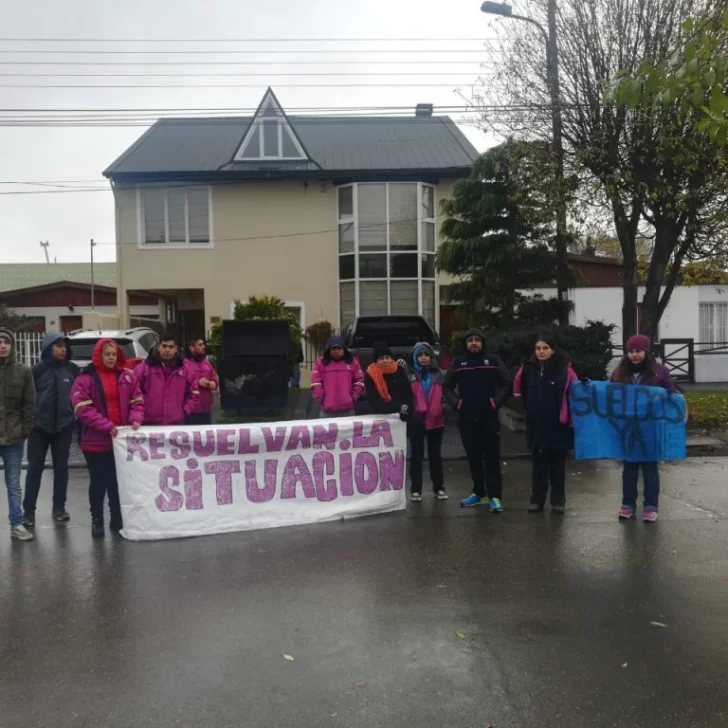 Trabajadores de AXON reclamaron frente a la casa de Báez