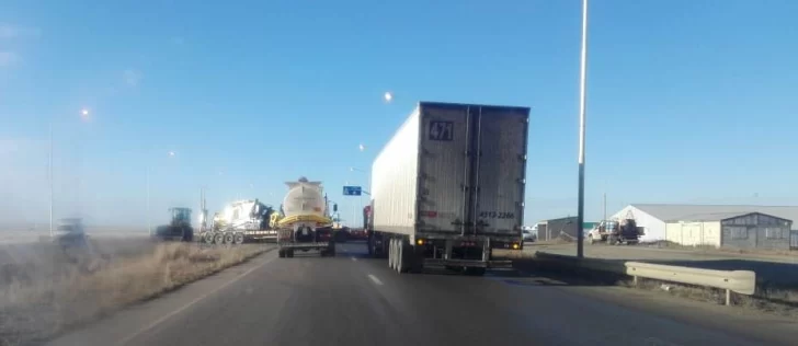 Caos vehicular por un camión en ruta 3