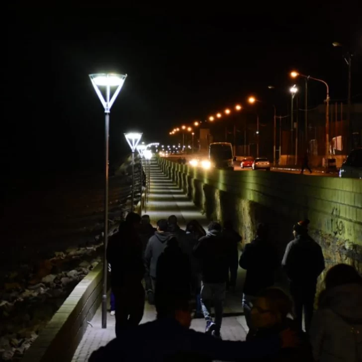 Prades inauguró el primer tramo de la luminaria led en la costanera Prades inauguró el primer tramo de la luminaria led en la costanera