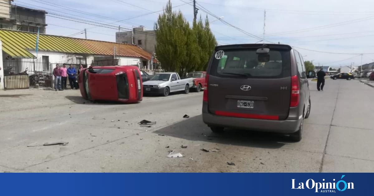 Una mujer fue trasladada al hospital tras volcar | La Opinión Austral