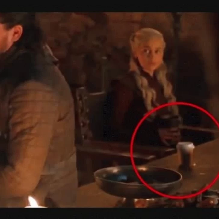 Fanáticos de “Game of Thrones”, furiosos por escena con vaso de Starbucks Fanáticos de “Game of Thrones”, furiosos por escena con vaso de Starbucks