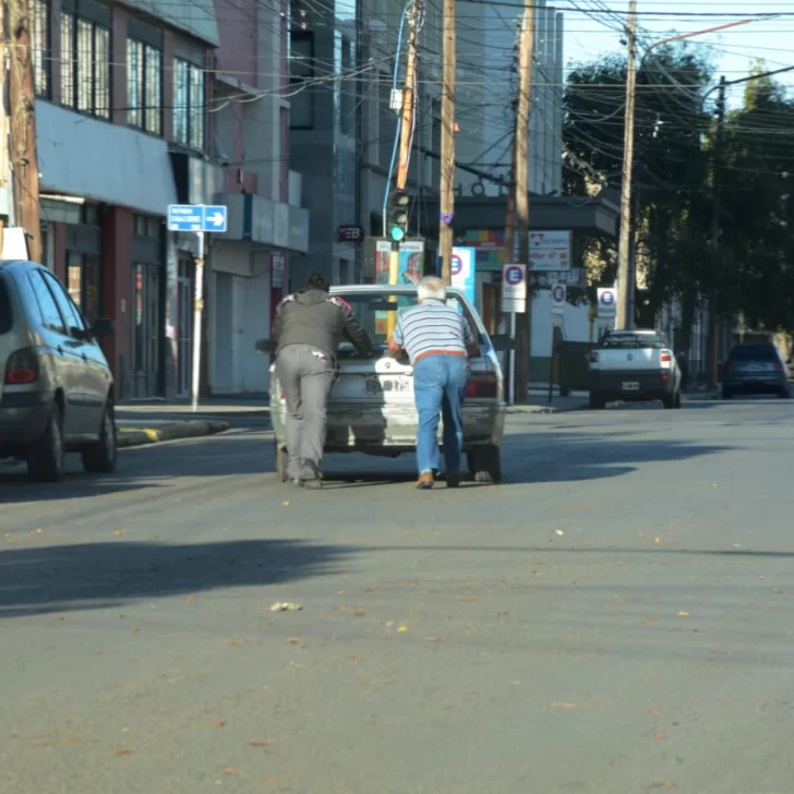 Conmovedor: se le quedó el auto y un vecino “le salvó las papas” Conmovedor: se le quedó el auto y un vecino “le salvó las papas”
