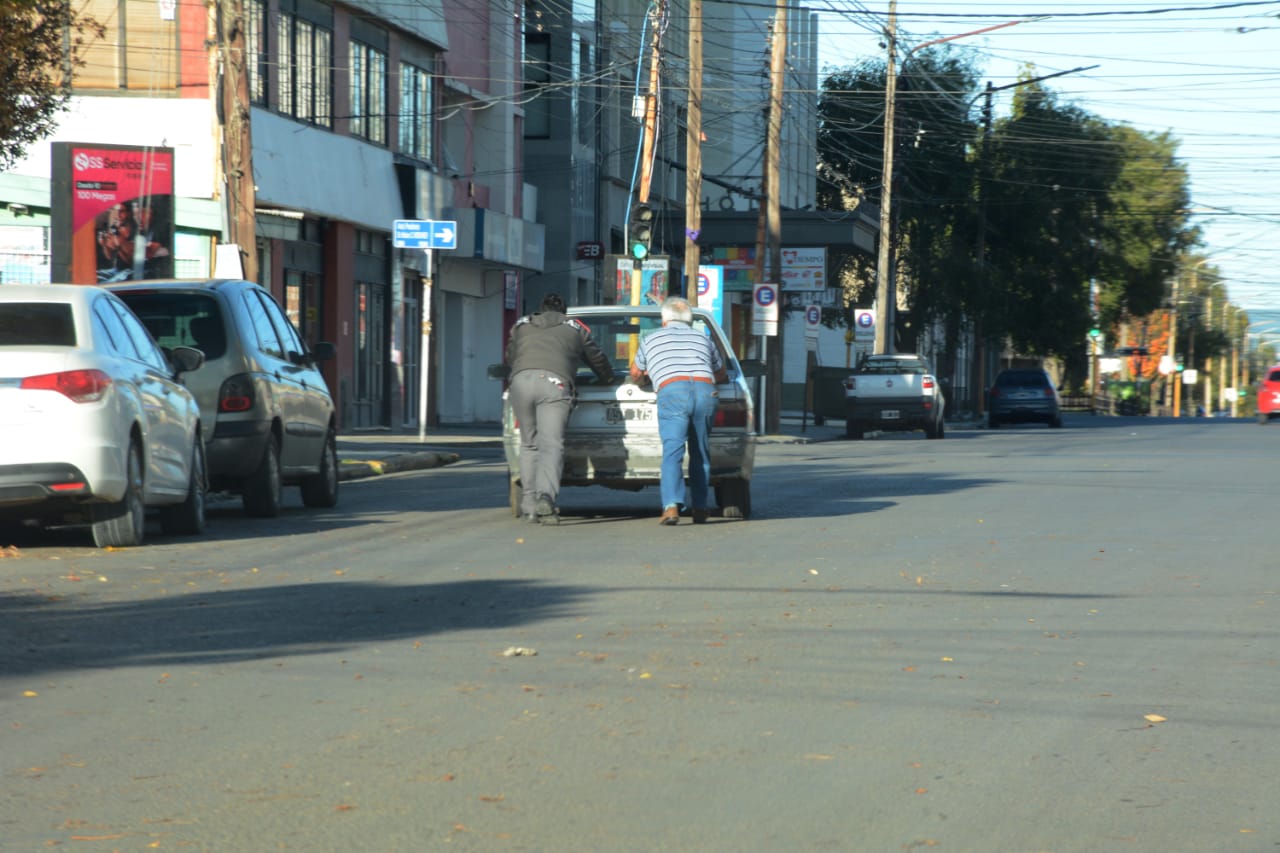 Conmovedor: se le quedó el auto y un vecino “le salvó las papas” Conmovedor: se le quedó el auto y un vecino “le salvó las papas”