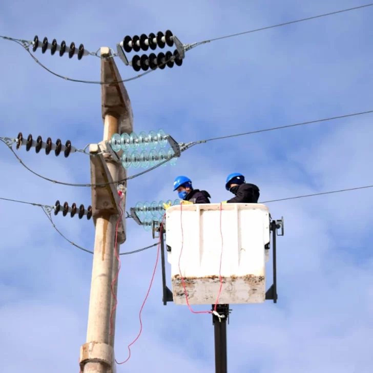 Tras los cortes de energía, realizan mantenimiento en la línea de 66 kilovatios
