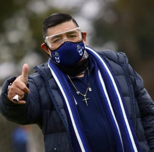Diego Maradona volvió con nuevo look COVID-19 a los entrenamientos en Gimnasia