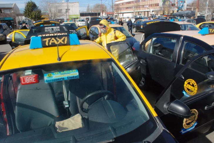 Espectacular operativo de desinfección masiva de taxis tras detección de caso positivo