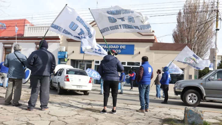 Manifestantes de la UTA reclaman frente al Municipio de Río Gallegos