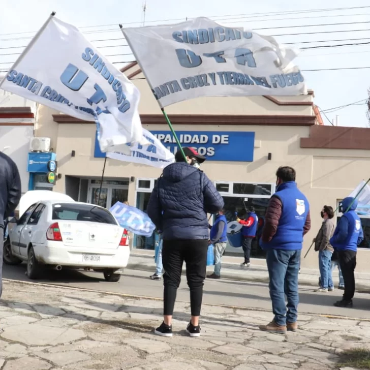 Manifestantes de la UTA reclaman frente al Municipio de Río Gallegos