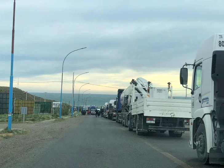 Camioneros de UNTRA iniciaron paro nacional y cortaron la ruta 3 en Caleta Olivia