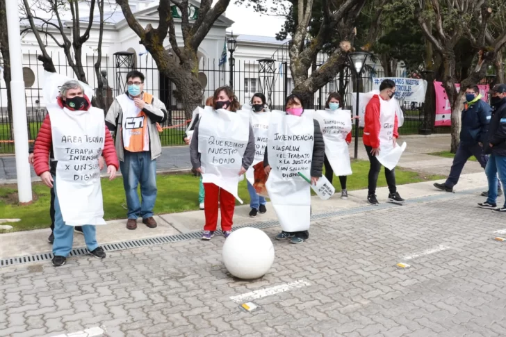 Personal de Salud reclamó por salarios y refuerzos para el Hospital de Río Gallegos